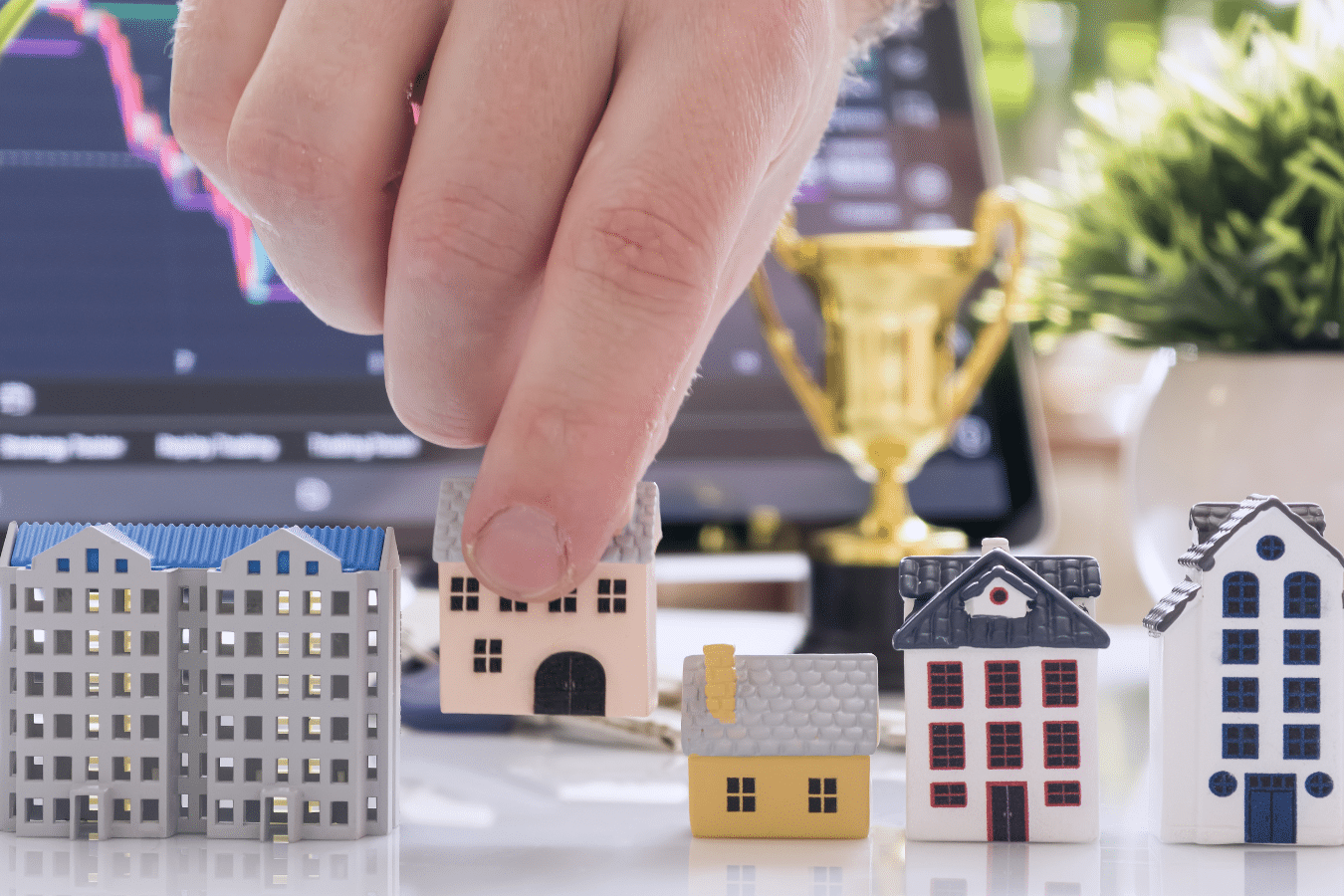 Main tenant des immeubles miniatures